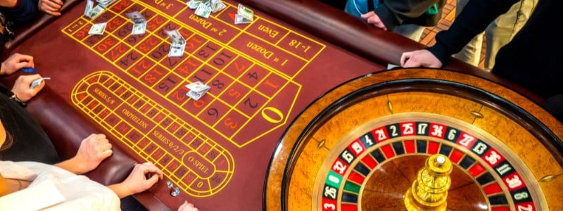 players learning tips at the roulette wheel