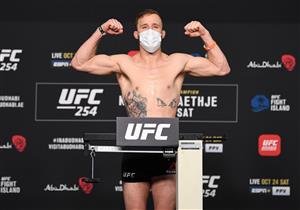 ABU DHABI, UNITED ARAB EMIRATES - OCTOBER 23: In this handout image provided by UFC, Justin Gaethje poses on the scale during the UFC 254 weigh-in on October 23, 2020 on UFC Fight Island, Abu Dhabi, United Arab Emirates. (Photo by Josh Hedges/Zuffa LLC via Getty Images)