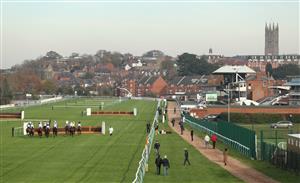 WARWICK, ENGLAND - NOVEMBER 06: A general view of runners and riders in the Bet At racingtv.com Handicap Hurdle at Warwick Racecourse on November 6, 2020 in Warwick, England. (Photo by David Davies - Pool / Getty Images)
