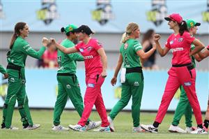 SYDNEY, AUSTRALIA - NOVEMBER 22: Alyssa Healy of the Sixers and other players fist pump following the Women's Big Bash League WBBL match between the Melbourne Stars and the Sydney Sixers at North Sydney Oval, on November 22, 2020, in Sydney, Australia. (Photo by Cameron Spencer/Getty Images)
