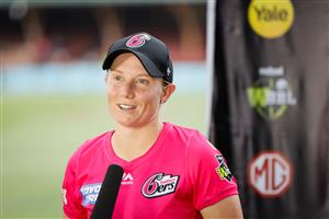 SYDNEY, AUSTRALIA - NOVEMBER 22: Player of the match Alyssa Healy of the Sixers during the Women's Big Bash League WBBL match between the Melbourne Stars and the Sydney Sixers at North Sydney Oval, on November 22, 2020, in Sydney, Australia. (Photo by Hanna Lassen/Getty Images)