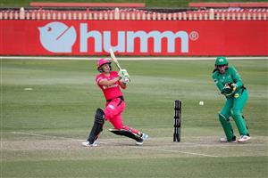 SYDNEY, AUSTRALIA - NOVEMBER 22: Alyssa Healy of the Sixers bats during the Women's Big Bash League WBBL match between the Melbourne Stars and the Sydney Sixers at North Sydney Oval, on November 22, 2020, in Sydney, Australia. (Photo by Hanna Lassen/Getty Images)
