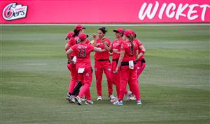 SYDNEY, AUSTRALIA - NOVEMBER 22: Sixers players celebrate during the Women's Big Bash League WBBL match between the Melbourne Stars and the Sydney Sixers at North Sydney Oval, on November 22, 2020, in Sydney, Australia. (Photo by Hanna Lassen/Getty Images)