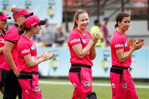 SYDNEY, AUSTRALIA - NOVEMBER 22: Sixers players celebrate victory after the Women's Big Bash League WBBL match between the Melbourne Stars and the Sydney Sixers at North Sydney Oval, on November 22, 2020, in Sydney, Australia. (Photo by Hanna Lassen/Getty Images)
