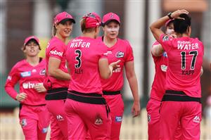 SYDNEY, AUSTRALIA - NOVEMBER 22: Ellyse Perry of the Sixers celebrates catching Elyse Villani of the Stars off a delivery by Marizanne Kapp of the Sixers during the Women's Big Bash League WBBL match between the Melbourne Stars and the Sydney Sixers at North Sydney Oval, on November 22, 2020, in Sydney, Australia. (Photo by Cameron Spencer/Getty Images)