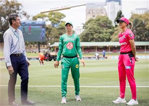 SYDNEY, AUSTRALIA - NOVEMBER 22: Meg Lanning of Stars and Ellyse Perry of the Sixers take part in bat flip during the Women's Big Bash League WBBL match between the Melbourne Stars and the Sydney Sixers at North Sydney Oval, on November 22, 2020, in Sydney, Australia. (Photo by Hanna Lassen/Getty Images)