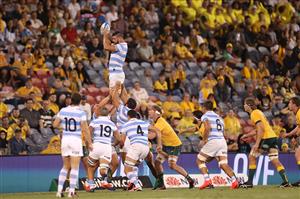 NEWCASTLE, AUSTRALIA - NOVEMBER 21: Argentina take lineout ball during the 2020 Tri-Nations match between the Australian Wallabies and the Argentina Pumas at McDonald Jones Stadium on November 21, 2020 in Newcastle, Australia. (Photo by Cameron Spencer/Getty Images)