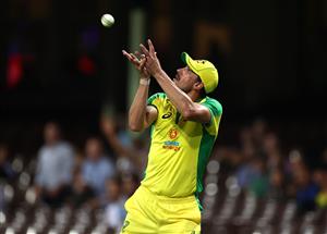 SYDNEY, AUSTRALIA - NOVEMBER 27: Mitchell Starc of Australia takes a catch to dismiss Hardik Pandya of India off the bowling of Adam Zampa of Australia during game one of the One Day International series between Australia and India at Sydney Cricket Ground on November 27, 2020 in Sydney, Australia. (Photo by Ryan Pierse/Getty Images)