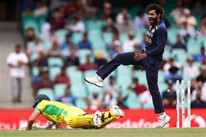 SYDNEY, AUSTRALIA - NOVEMBER 29: David Warner of Australia is run out during game two of the One Day International series between Australia and India at Sydney Cricket Ground on November 29, 2020 in Sydney, Australia. (Photo by Ryan Pierse/Getty Images)