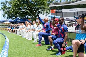 HAMILTON, NEW ZEALAND - DECEMBER 03: Head Coach Phil Simmons of the West Indies (C) and captain Kane Williamson of New Zealand and his team mates take a knee in support of the Black Lives Matter movement prior to day one of the First Test match in the series between New Zealand and the West Indies at Seddon Park on December 03, 2020 in Hamilton, New Zealand. (Photo by Kai Schwoerer/Getty Images)