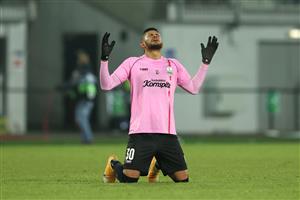 LINZ, AUSTRIA - DECEMBER 03: Andres Andrade of LASK celebrates following their draw in the UEFA Europa League Group J stage match between LASK and Tottenham Hotspur at Linzer Stadion on December 03, 2020 in Linz, Austria. Sporting stadiums around Austria remain under strict restrictions due to the Coronavirus Pandemic as Government social distancing laws prohibit fans inside venues resulting in games being played behind closed doors. (Photo by Alexander Hassenstein/Getty Images)