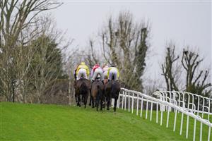 ESHER, ENGLAND - DECEMBER 04: A general view as runners make their way towards the back straight at Sandown Park on December 04, 2020 in Esher, England. Owners and a limited number of the public are allowed to attend the meeting due to the Coronavirus pandemic. (Photo by Alan Crowhurst/Getty Images)
