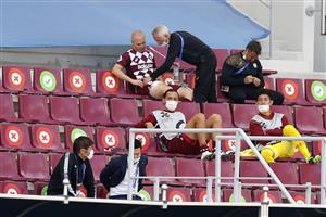 DOHA, QATAR - DECEMBER 07: Andres Iniesta of Vissel Kobe reacts to an injury during the AFC Champions League Round of 16 match between Vissel Kobe and Shanghai SIPG at the Khalifa International Stadium on December 7, 2020 in Doha, Qatar. (Photo by Mohamed Farag/Getty Images)