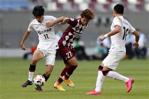 DOHA, QATAR - DECEMBER 07: Yuta Goke of Vissel Kobe and Lu Wenjun of Shanghai SIPG compete for the ball during the AFC Champions League Round of 16 match between Vissel Kobe and Shanghai SIPG at the Khalifa International Stadium on December 7, 2020 in Doha, Qatar. (Photo by Mohamed Farag/Getty Images)