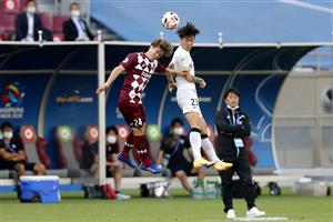 DOHA, QATAR - DECEMBER 07: Gotoku Sakai of Vissel Kobe and Fu Huan of Shanghai SIPG compete for the ball during the AFC Champions League Round of 16 match between Vissel Kobe and Shanghai SIPG at the Khalifa International Stadium on December 7, 2020 in Doha, Qatar. (Photo by Mohamed Farag/Getty Images)
