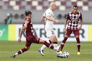 DOHA, QATAR - DECEMBER 07: Hotaru Yamaguchi of Vissel Kobe and Aaron Moon of Shanghai SIPG compete for the ball during the AFC Champions League Round of 16 match between Vissel Kobe and Shanghai SIPG at the Khalifa International Stadium on December 7, 2020 in Doha, Qatar. (Photo by Mohamed Farag/Getty Images)