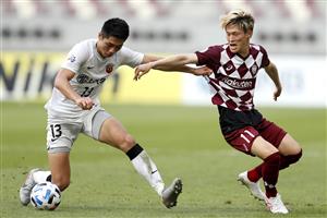DOHA, QATAR - DECEMBER 07: Kyogo Furuhashi of Vissel Kobe and Wei Zhen of Shanghai SIPG compete for the ball during the AFC Champions League Round of 16 match between Vissel Kobe and Shanghai SIPG at the Khalifa International Stadium on December 7, 2020 in Doha, Qatar. (Photo by Mohamed Farag/Getty Images)
