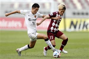 DOHA, QATAR - DECEMBER 07: Kyogo Furuhashi of Vissel Kobe and Wei Zhen of Shanghai SIPG compete for the ball during the AFC Champions League Round of 16 match between Vissel Kobe and Shanghai SIPG at the Khalifa International Stadium on December 7, 2020 in Doha, Qatar. (Photo by Mohamed Farag/Getty Images)