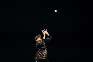 SYDNEY, AUSTRALIA - DECEMBER 08: Aaron Finch of Australia catches Hardik Pandya of India off a delivery by Adam Zampa of Australia during game three of the Twenty20 International series between Australia and India at Sydney Cricket Ground on December 08, 2020 in Sydney, Australia. (Photo by Cameron Spencer/Getty Images)