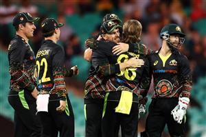 SYDNEY, AUSTRALIA - DECEMBER 08: Adam Zampa of Australia celebrates dismissing Hardik Pandya of India with Aaron Finch of Australia during game three of the Twenty20 International series between Australia and India at Sydney Cricket Ground on December 08, 2020 in Sydney, Australia. (Photo by Cameron Spencer/Getty Images)