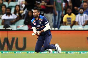 SYDNEY, AUSTRALIA - DECEMBER 08: Yuzvendra Chahal of India drops a catch during game three of the Twenty20 International series between Australia and India at Sydney Cricket Ground on December 08, 2020 in Sydney, Australia. (Photo by Cameron Spencer/Getty Images)