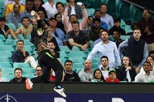 SYDNEY, AUSTRALIA - DECEMBER 08: Steve Smith of Australia attempts to catch Virat Kohli of India during game three of the Twenty20 International series between Australia and India at Sydney Cricket Ground on December 08, 2020 in Sydney, Australia. (Photo by Cameron Spencer/Getty Images)