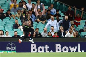 SYDNEY, AUSTRALIA - DECEMBER 08: Steve Smith of Australia attempts to catch Virat Kohli of India during game three of the Twenty20 International series between Australia and India at Sydney Cricket Ground on December 08, 2020 in Sydney, Australia. (Photo by Cameron Spencer/Getty Images)
