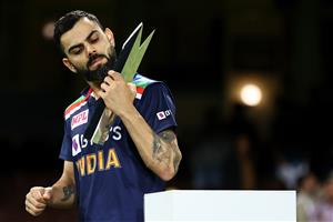 SYDNEY, AUSTRALIA - DECEMBER 08: Virat Kohli of India collects the T20 Trophy following game three of the Twenty20 International series between Australia and India at Sydney Cricket Ground on December 08, 2020 in Sydney, Australia. (Photo by Cameron Spencer/Getty Images)