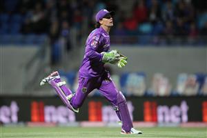 HOBART, AUSTRALIA - DECEMBER 10: Hurricanes wicketkeeper Peter Handscomb chases a loose ball during the Big Bash League match between the Hobart Hurricanes and Sydney Sixers at Blundstone Arena, on December 10, 2020, in Hobart, Australia. (Photo by Matt King/Getty Images)