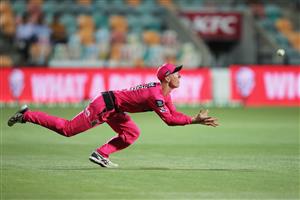 HOBART, AUSTRALIA - DECEMBER 13: Jordan Silk of the Sixers takes a catch to dismiss Benny Howell of the Renegades during the Big Bash League match between the Sydney Sixers and the Melbourne Renegades at Blundstone Arena, on December 13, 2020, in Hobart, Australia. (Photo by Matt King/Getty Images)