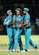 CANBERRA, AUSTRALIA - DECEMBER 14: Mark Steketee of the Heat celebrates with team mates after claiming the wicket of Ben Cutting of the Thunder during the Big Bash League match between the Sydney Thunder and the Brisbane Heat at Manuka Oval, on December 14, 2020, in Canberra, Australia. (Photo by Brendon Thorne/Getty Images)