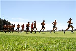 SYDNEY, AUSTRALIA - DECEMBER 07: The Giants players run a time trial during a Greater Western Sydney Giants AFL training session at Sydney Olympic Park on December 07, 2020 in Sydney, Australia. (Photo by Mark Kolbe/Getty Images)