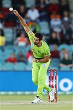 CANBERRA, AUSTRALIA - DECEMBER 14: Ben Cutting of the Thunder bowls during the Big Bash League match between the Sydney Thunder and the Brisbane Heat at Manuka Oval, on December 14, 2020, in Canberra, Australia. (Photo by Brendon Thorne/Getty Images)