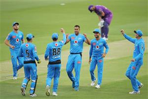 LAUNCESTON, AUSTRALIA - DECEMBER 15: Wes Agar of the Strikers celebrates with team mates after taking the wicket of Peter Handscomb of the Hurricanes during the Big Bash League match between Hobart Hurricanes and Adelaide Strikers at University of Tasmania Stadium, on December 15, 2020, in Launceston, Australia. (Photo by Matt King/Getty Images)