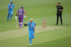 LAUNCESTON, AUSTRALIA - DECEMBER 15: Peter Siddle of the Strikers celebrates taking the wicket of D'Arcy Short of the Hurricanes during the Big Bash League match between Hobart Hurricanes and Adelaide Strikers at University of Tasmania Stadium, on December 15, 2020, in Launceston, Australia. (Photo by Matt King/Getty Images)