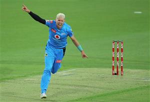 LAUNCESTON, AUSTRALIA - DECEMBER 15: Peter Siddle of the Strikers celebrates taking his fifth wicket of Riley Meredith of the Hurricanes during the Big Bash League match between Hobart Hurricanes and Adelaide Strikers at University of Tasmania Stadium, on December 15, 2020, in Launceston, Australia. (Photo by Matt King/Getty Images)