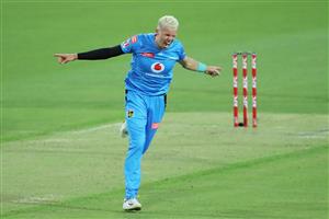 LAUNCESTON, AUSTRALIA - DECEMBER 15: Peter Siddle of the Strikers celebrates taking his fifth wicket of Riley Meredith of the Hurricanes during the Big Bash League match between Hobart Hurricanes and Adelaide Strikers at University of Tasmania Stadium, on December 15, 2020, in Launceston, Australia. (Photo by Matt King/Getty Images)