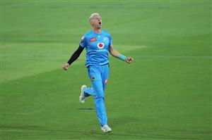 LAUNCESTON, AUSTRALIA - DECEMBER 15: Peter Siddle of the Strikers celebrates taking his fifth wicket of Riley Meredith of the Hurricanes during the Big Bash League match between Hobart Hurricanes and Adelaide Strikers at University of Tasmania Stadium, on December 15, 2020, in Launceston, Australia. (Photo by Matt King/Getty Images)
