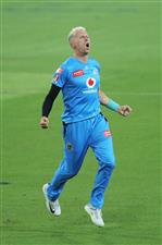 LAUNCESTON, AUSTRALIA - DECEMBER 15: Peter Siddle of the Strikers celebrates taking his fifth wicket of Riley Meredith of the Hurricanes during the Big Bash League match between Hobart Hurricanes and Adelaide Strikers at University of Tasmania Stadium, on December 15, 2020, in Launceston, Australia. (Photo by Matt King/Getty Images)