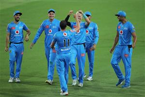 LAUNCESTON, AUSTRALIA - DECEMBER 15: Peter Siddle of the Strikers celebrates with team mates after taking his fifth wicket of Riley Meredith of the Hurricanes during the Big Bash League match between Hobart Hurricanes and Adelaide Strikers at University of Tasmania Stadium, on December 15, 2020, in Launceston, Australia. (Photo by Matt King/Getty Images)