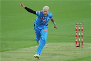 LAUNCESTON, AUSTRALIA - DECEMBER 15: Peter Siddle of the Strikers celebrates taking his fifth wicket of Riley Meredith of the Hurricanes during the Big Bash League match between Hobart Hurricanes and Adelaide Strikers at University of Tasmania Stadium, on December 15, 2020, in Launceston, Australia. (Photo by Matt King/Getty Images)