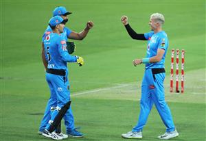 LAUNCESTON, AUSTRALIA - DECEMBER 15: Peter Siddle of the Strikers celebrates with team mates after taking the wicket of Mac Wright of the Hurricanes during the Big Bash League match between Hobart Hurricanes and Adelaide Strikers at University of Tasmania Stadium, on December 15, 2020, in Launceston, Australia. (Photo by Matt King/Getty Images)