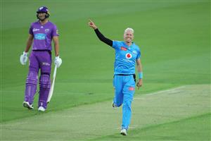 LAUNCESTON, AUSTRALIA - DECEMBER 15: Peter Siddle of the Strikers celebrates taking the wicket of Mac Wright of the Hurricanes during the Big Bash League match between Hobart Hurricanes and Adelaide Strikers at University of Tasmania Stadium, on December 15, 2020, in Launceston, Australia. (Photo by Matt King/Getty Images)