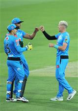 LAUNCESTON, AUSTRALIA - DECEMBER 15: Peter Siddle of the Strikers celebrates with team mates after taking the wicket of Mac Wright of the Hurricanes during the Big Bash League match between Hobart Hurricanes and Adelaide Strikers at University of Tasmania Stadium, on December 15, 2020, in Launceston, Australia. (Photo by Matt King/Getty Images)