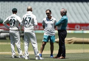 ADELAIDE, AUSTRALIA - DECEMBER 15: Justin Langer, coach of Australia, and Australian Chairman of Selectors, Trevor Hohns,
speak to Nathan Lyon and Steve Smith of Australia during an Australian Nets Session at Adelaide Oval on December 15, 2020 in Adelaide, Australia. (Photo by Ryan Pierse/Getty Images)