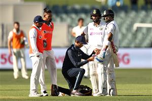 ADELAIDE, AUSTRALIA - DECEMBER 17: Virat Kohli of India receives medical attention after being hit in the hand during day one of the First Test match between Australia and India at Adelaide Oval on December 17, 2020 in Adelaide, Australia. (Photo by Ryan Pierse/Getty Images)