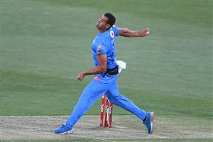 HOBART, AUSTRALIA - DECEMBER 20: Wes Agar of the Strikers bowls during the Big Bash League match between the Sydney Sixers and the Adelaide Strikers at Blundstone Arena, on December 20, 2020, in Hobart, Australia. (Photo by Steve Bell/Getty Images)