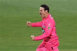 HOBART, AUSTRALIA - DECEMBER 20: Ben Manenti of the Sixers celebrates the wicket of Matt Renshaw of the Strikers during the Big Bash League match between the Sydney Sixers and the Adelaide Strikers at Blundstone Arena, on December 20, 2020, in Hobart, Australia. (Photo by Steve Bell/Getty Images)
