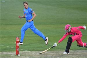 HOBART, AUSTRALIA - DECEMBER 20: Liam Scott of the Strikers tries for a run out during the Big Bash League match between the Sydney Sixers and the Adelaide Strikers at Blundstone Arena, on December 20, 2020, in Hobart, Australia. (Photo by Steve Bell/Getty Images)