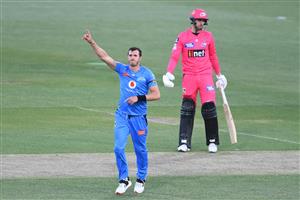 HOBART, AUSTRALIA - DECEMBER 20: Daniel Worrall of the Strikers celebrates the wicket of Jack Edwards of the Sixers
during the Big Bash League match between the Sydney Sixers and the Adelaide Strikers at Blundstone Arena, on December 20, 2020, in Hobart, Australia. (Photo by Steve Bell/Getty Images)